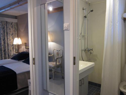 米凯利特尔特恩卡尔塔诺酒店的带淋浴和床边盥洗盆的浴室