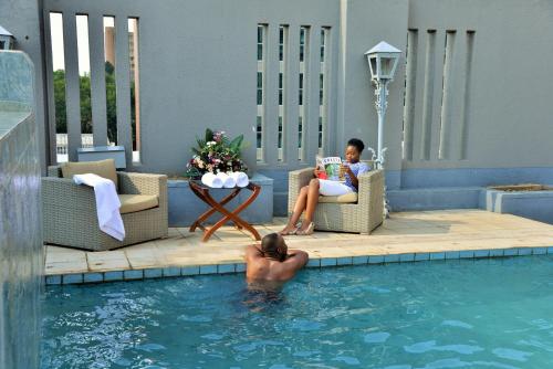 哈拉雷克里斯塔詹姆森酒店的一个人在游泳池里读书