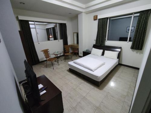 Juguang鴻景山莊民宿 b&B的一间卧室配有一张床、一张桌子和一张书桌
