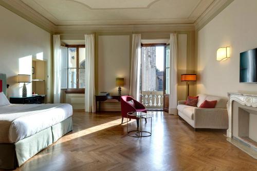 佛罗伦萨Santa Croce 14 B&B的酒店客房配有一张床和一个壁炉。
