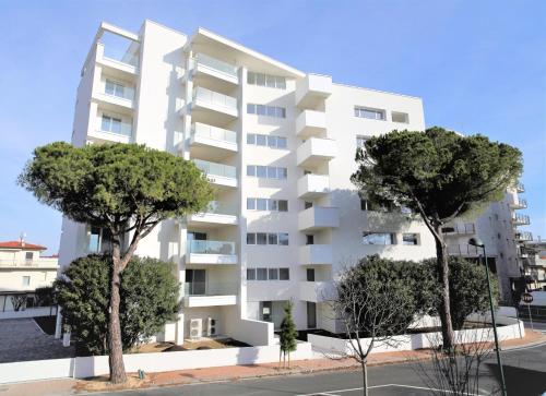 利尼亚诺萨比亚多罗Zero5.Zero5的前面有树木的白色公寓大楼