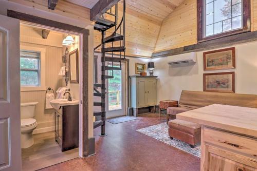 亨德森维尔Rustic Farm Stay in a Hendersonville Studio!的一间小房子,房间有一个螺旋楼梯