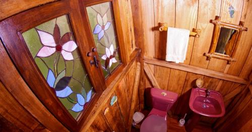 GualeaGuayabo Verde的一间带卫生间的浴室和鲜花窗户。