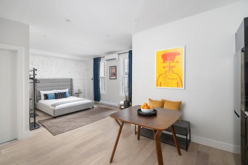 蒙特利尔François-Denis Apartments的客厅配有桌子和床。