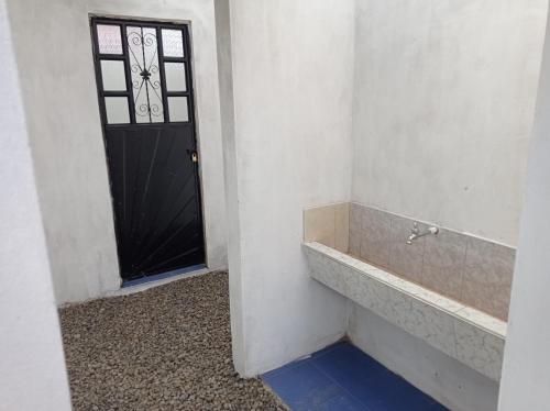 瓜塔维塔Camping Las Acacias的浴室设有黑色门和步入式淋浴间。