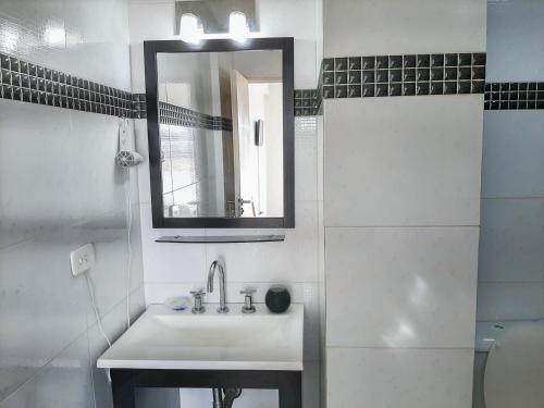 玛德琳港Costa Mar的白色的浴室设有水槽和镜子