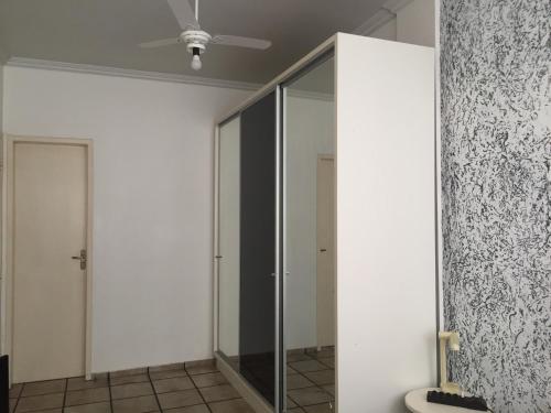 拉古纳APARTAMENTO 3 DORM., O QUINTAL É A PRAIA E MOLHES的浴室设有镜子和白色的墙壁