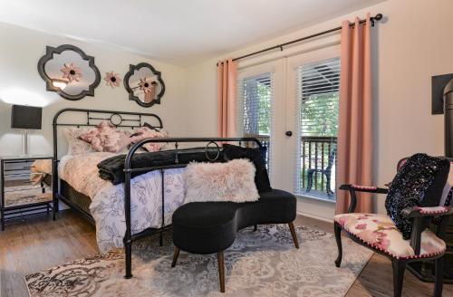 莱迪史密斯Raven Point Inn的卧室配有床、椅子和窗户。