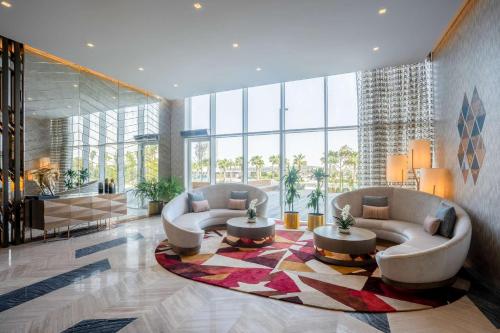 迪拜Radisson Dubai Damac Hills的大堂设有两张沙发和地毯。