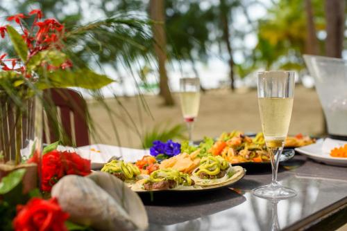 富国吉吉椰子海滩度假村的一张桌子,上面放着两盘食物和香槟