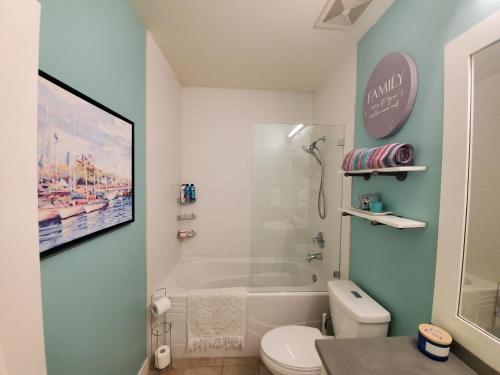 West KelownaWine Country Luxury Waterfront Condo的带浴缸、卫生间和盥洗盆的浴室