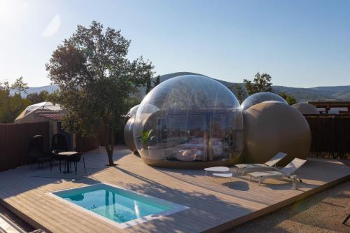 TirigZielo de Levante的甲板上的大型玻璃房子,带游泳池