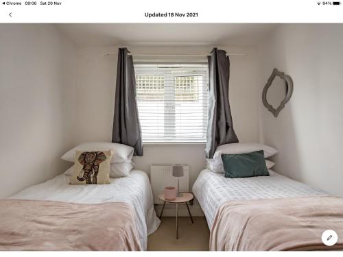 Stunning 2-Bed Apartment in Newton Abbot客房内的一张或多张床位