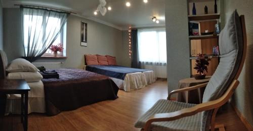 图哈Apartment by the sea (5 minute walk)的酒店客房,配有两张床和椅子