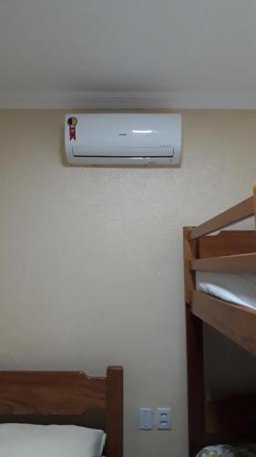 福塔莱萨Pousada Restaurante Sol de Liz的卧室的墙上配有空调。