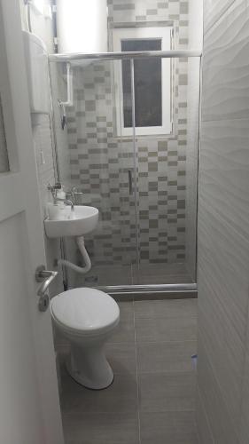 莱斯科瓦茨Apartman Pavlovic的浴室配有卫生间、盥洗盆和淋浴。