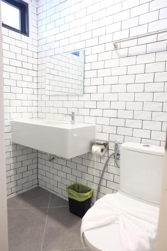 卡马拉海滩B3 HOUSE的白色的浴室设有水槽和卫生间。