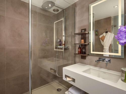 巴黎巴黎旧市场区诺富特酒店的带淋浴、盥洗盆和镜子的浴室