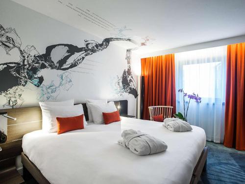 巴黎巴黎旧市场区诺富特酒店的酒店客房,配有两张带毛巾的床