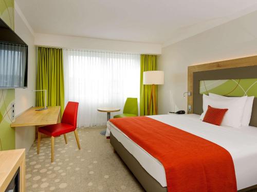 萨尔布吕肯城市美居酒店客房内的一张或多张床位