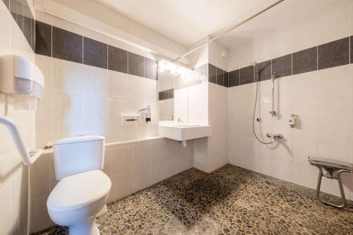 第戎Comfort Hotel Dijon Sud - 21600 LONGVIC的浴室配有卫生间、盥洗盆和淋浴。