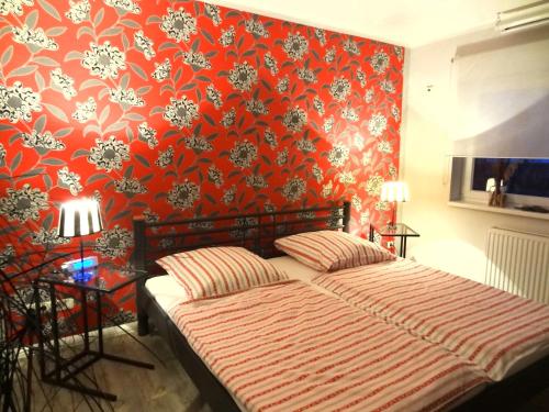 LoissinFerienhaus Loissin的一间卧室设有一张床和红色的墙壁
