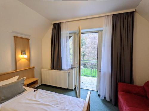 Hotel Saaletalstuben客房内的一张或多张床位