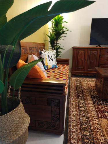 斯里伊斯兰德Kayu Cengal Homestay的一间卧室配有一张床和盆栽植物