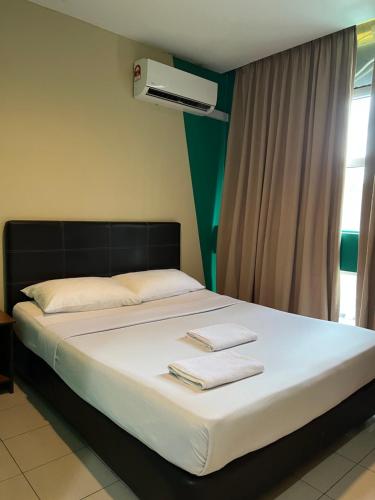 米里威尼斯宾馆的一间卧室配有一张床,上面有两条毛巾