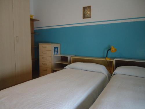 维罗纳女性青年旅舍 的一间卧室设有两张床和蓝色的墙壁