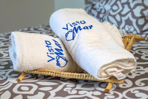 马塞约Vista pro mar的床上架子上的两条毛巾