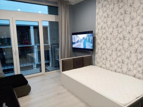 弗罗茨瓦夫Róża- Lotnisko的客厅配有沙发和墙上的电视