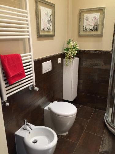 佛罗伦萨Casa Bocchi 3的浴室配有白色卫生间和盥洗盆。