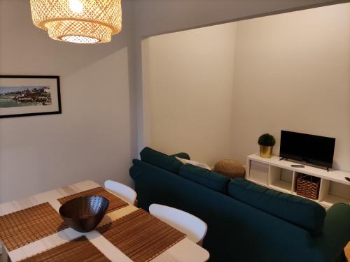 里斯本Memoria 49 - 21的客厅配有蓝色的沙发和桌子
