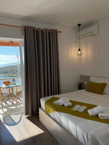 萨兰达Relax Mea Hotel的一间卧室设有一张床,享有海景