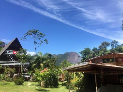 卢米亚Recanto Suíço的享有以山为背景的村庄美景
