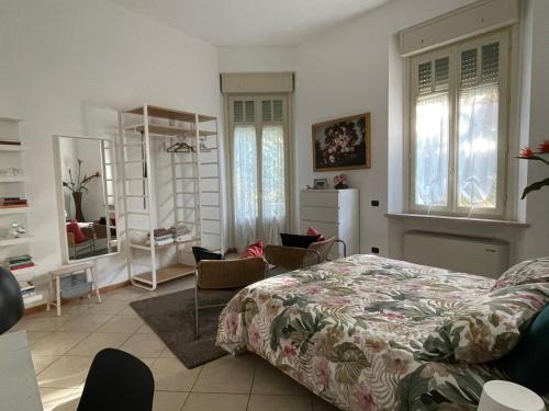 帕尔马My Home by Sveva的一间卧室设有一张床和一间客厅。