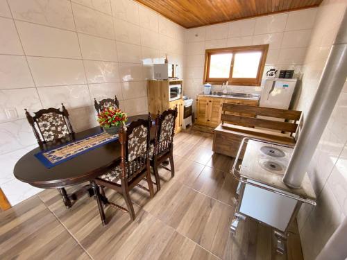 乌鲁比西Meu Cantinho Serrano的厨房配有桌椅和炉灶。