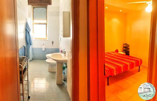 托雷科里梅纳Casa vacanze Villa Franca的一间带水槽的浴室和一张床