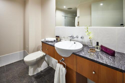 棕榈湾阿拉曼达棕榈湾兰斯摩尔酒店的一间带水槽、卫生间和镜子的浴室