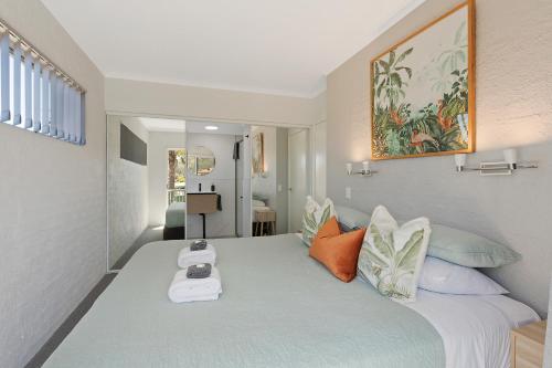 梅林布拉棕榈公寓的一间卧室配有一张大床,上面有体重秤