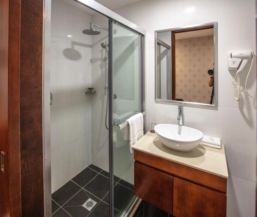 悉尼美嘉布木城市酒店的一间带水槽和淋浴的浴室