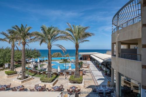斯塔罗斯Cretan Dream Resort & Spa的享有棕榈树和游泳池的度假村景色。