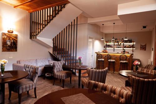 第比利斯Hotel Winoterra的一间带桌椅的餐厅,以及楼梯
