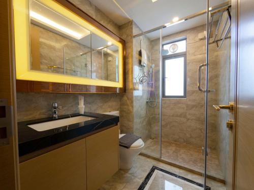新山Netflix SmartTV CitySeaview & HighFloor at R&F Mall的一间带水槽和玻璃淋浴的浴室