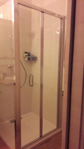 布达佩斯LILIOM Apartment with FREE PARKING space的浴室里设有玻璃门淋浴