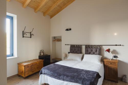 纳托Corte Mira的一间卧室设有一张大床和一个窗户。