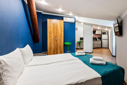 莫斯科Апарт-отель "Loftet Apartments"的一间卧室设有一张蓝色墙壁的大床