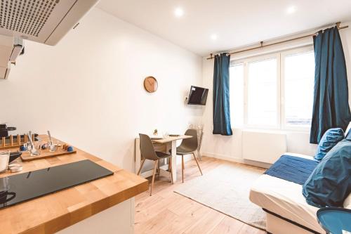 圣康坦Plancy Beds St-Quentin的一间小公寓,设有厨房和客厅