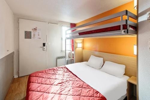 马尔桑奈拉科特南第戎 - 马萨内普瑞米尔经典酒店的酒店客房,配有一张带红色毯子的床